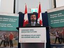 Le ministre de l'Environnement et du Changement climatique Steven Guilbeault prend la parole à Toronto le jeudi 10 août 2023. LA PRESSE CANADIENNE/Arlyn McAdorey