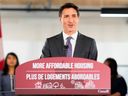 Le premier ministre Justin Trudeau discute du logement abordable lors d'un point de presse à Kitchener, en Ontario, en 2022.