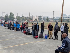 Les gens font la queue pour un vol au départ de Yellowknife