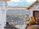 La construction de nouvelles maisons se poursuit dans le développement de Livingston, à la limite nord de Calgary.
