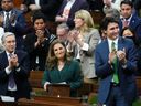 La vice-première ministre et ministre des Finances Chrystia Freeland reçoit des applaudissements alors qu'elle présente le budget fédéral 2023.