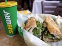 Dans cette photo d'archive du vendredi 23 février 2018, le logo Subway est visible sur une tasse de boisson gazeuse à côté d'un sandwich dans un restaurant à Londonderry, NH  