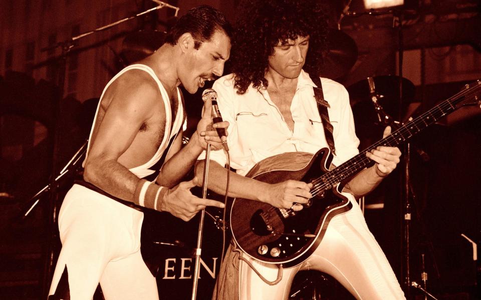 Freddie Mercury avec son coéquipier Brian May qui a écrit Fat Bottomed Girls
