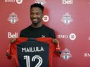 Le nouvel attaquant du Toronto FC Cassius Mailula, d'Afrique du Sud, montre son chandail au centre d'entraînement de l'équipe à Toronto, le vendredi 18 août 2023. 