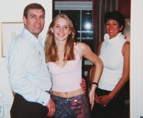MAXWELL L'APPELLE UN FAUX: Le prince Andrew, Virginia Roberts Giuffre et la mondaine Ghislaine Maxwell sur une photo que Giuffre dit avoir été prise en mars 2001.