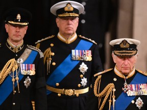 Le roi Charles III, le prince Andrew, duc d'York et le prince Edward, comte de Wessex assistent à une veillée, à la suite du décès de la reine Elizabeth II, à l'intérieur du Westminster Hall le 16 septembre 2022 à Londres.