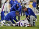 Le plaqueur offensif des Buffalo Bills Tommy Doyle (72 ans) se pose sur le terrain après une blessure dans la seconde moitié d'un match de football préparatoire de la NFL contre les Steelers de Pittsburgh, à Pittsburgh, le samedi 19 août 2023.