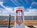 Une borne de recharge Tesla au siège de l'entreprise au Texas.