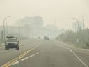 Une épaisse fumée provenant des incendies de forêt à proximité remplit le ciel de Yellowknife, le mardi 15 août 2023.