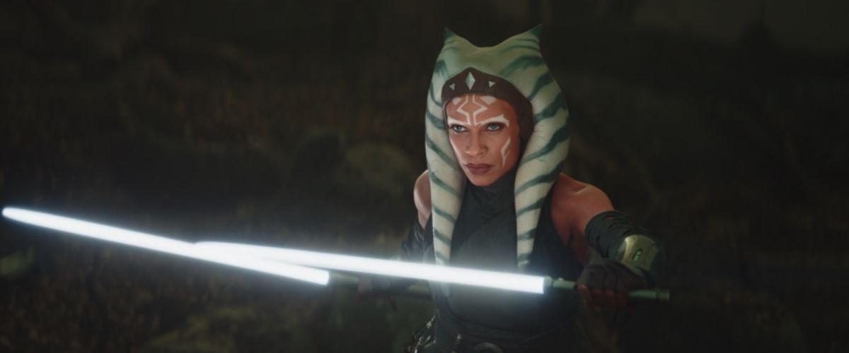 Rosario Dawson dans le rôle d'Ahsoka Tano dans The Mandalorian tenant deux sabres laser blancs