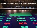 Les chiffres boursiers sont affichés sur un écran à la Bourse de New York à New York.