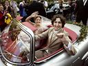 Justin Trudeau conduit aux côtés de Sophie Grégoire dans la Mercedes 300 SEL 1959 de son père après leur cérémonie de mariage à Montréal le 28 mai 2005.