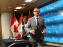 Le gouverneur de la Banque du Canada, Tiff Macklem, et la sous-gouverneure principale, Carolyn Rogers, quittent une conférence de presse le 12 juillet.