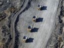 Des camions à benne chargés de sables bitumineux traversent la mine Suncor Energy Inc. en Alberta.  Si les prix du pétrole sont plus élevés dans les mois à venir, ce qui est tout à fait possible, d'où viendront les fortes baisses de l'inflation ?