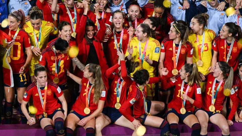 La reine Letizia d'Espagne lève le trophée sur le podium pour célébrer après que l'Espagne a remporté la finale de la coupe du monde féminine d'Australie et de Nouvelle-Zélande 2023, match de football entre l'Espagne et l'Angleterre au stade australien de Sydney le 20 août 2023. Photo de Saeed Khan AFP Photo de Saeed Khanafp via Getty Images