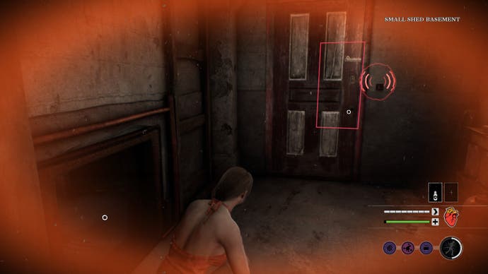 La victime se recroqueville derrière une porte, à travers laquelle le contour rouge d'une porte suggère qu'elle a été récemment claquée.  Les bords de l'écran sont rouge-orange, ce qui indique qu'un ennemi est proche.