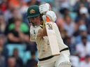 L'Australien Marnus Labuschagne atteint une limite le cinquième jour du cinquième match test de cricket des Ashes.