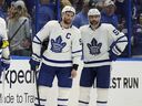 John Tavares et Mark Giordano des Maple Leafs assistent à un match éliminatoire.