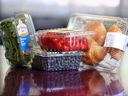 Interdire les emballages alimentaires en plastique ferait finalement plus de mal que de bien en matière de protection de l’environnement.