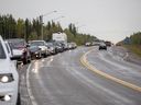 Les évacués de Yellowknife font la queue pour obtenir de l’essence au Big River Service à Fort.  Providence (T.N.-O.), le jeudi 17 août 2023.