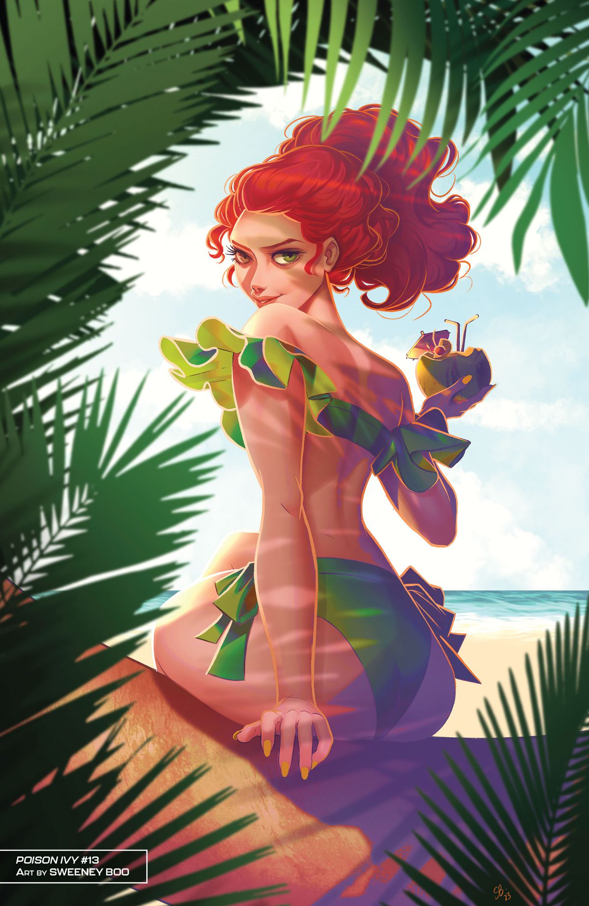 Poison Ivy, vêtue d'un maillot de bain deux pièces à franges, regarde par-dessus son épaule et tient un verre dans une coquille de noix de coco sur une plage tropicale. 