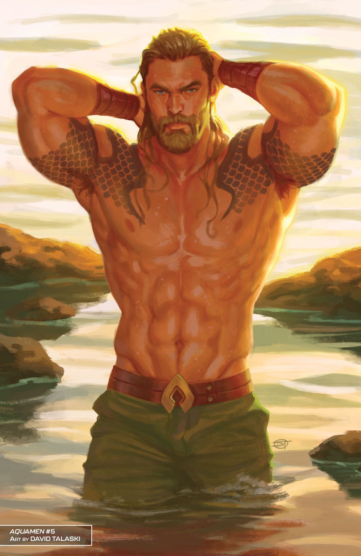Aquaman repousse ses cheveux de son visage, accentuant ses nombreux muscles, alors qu'il se tient torse nu dans une mare, portant un pantalon vert et une ceinture avec une boucle en forme de son symbole. 