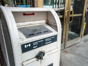 Une boîte de dépôt à l'extérieur de l'Agence du revenu du Canada à Toronto.