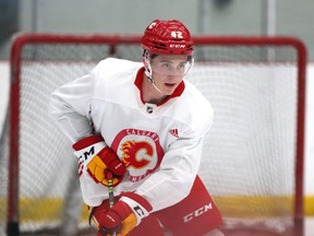 Samuel Honzek patine pendant le camp de développement des Flames de Calgary.