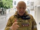 Dans cette photo tirée d'une vidéo publiée par le service de presse de Prigojine, Eugène Prigojine, propriétaire de la société militaire du groupe Wagner, enregistre ses discours vidéo à Rostov-sur-le-Don, en Russie, le samedi 24 juin 2023. 