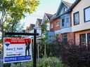 Une pancarte « vendu » est affichée devant une maison dans le quartier de Riverdale à Toronto.