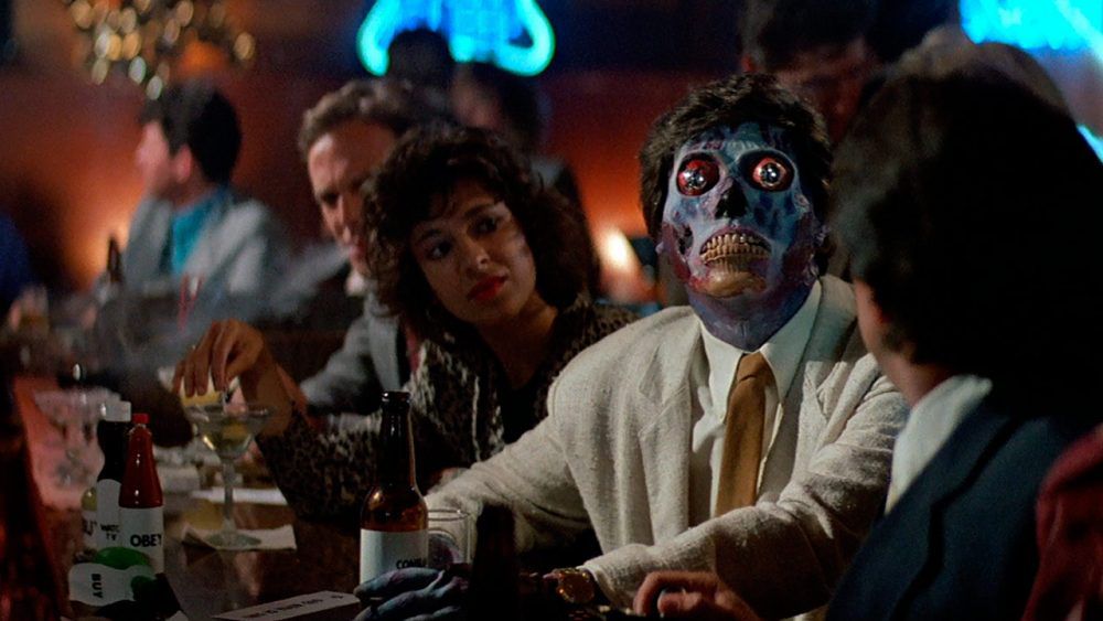 Un extraterrestre regardant la télévision dans un bar dans They Live (1988)