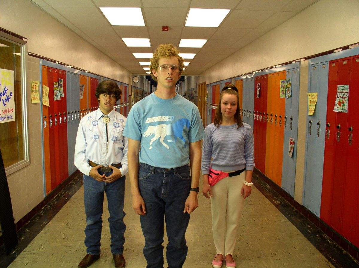(De gauche à droite) Pedro (Efren Ramirez), Napoléon Dynamite (Jon Heder) et Deborah Bradshaw (Tina Majorino) debout dans le couloir d'un lycée dans Napoléon Dynamite.