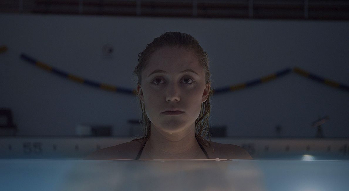 It Follows - Jay Height (Maika Monroe) dans la piscine