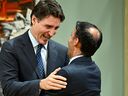 Le premier ministre Justin Trudeau embrasse le ministre de la Justice et procureur général du Canada, Arif Virani, lors d'une cérémonie d'assermentation du Cabinet à Rideau Hall, à Ottawa, le mercredi 26 juillet 2023.