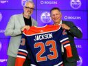 Jeff Jackson, nouveau PDG des opérations hockey des Oilers d'Edmonton, et Ken Holland, directeur général et président des opérations hockey des Oilers, posent pour une photo lors d'une conférence de presse pour annoncer l'embauche de Jackson à Rogers Place à Edmonton, le jeudi 3 août 2023.