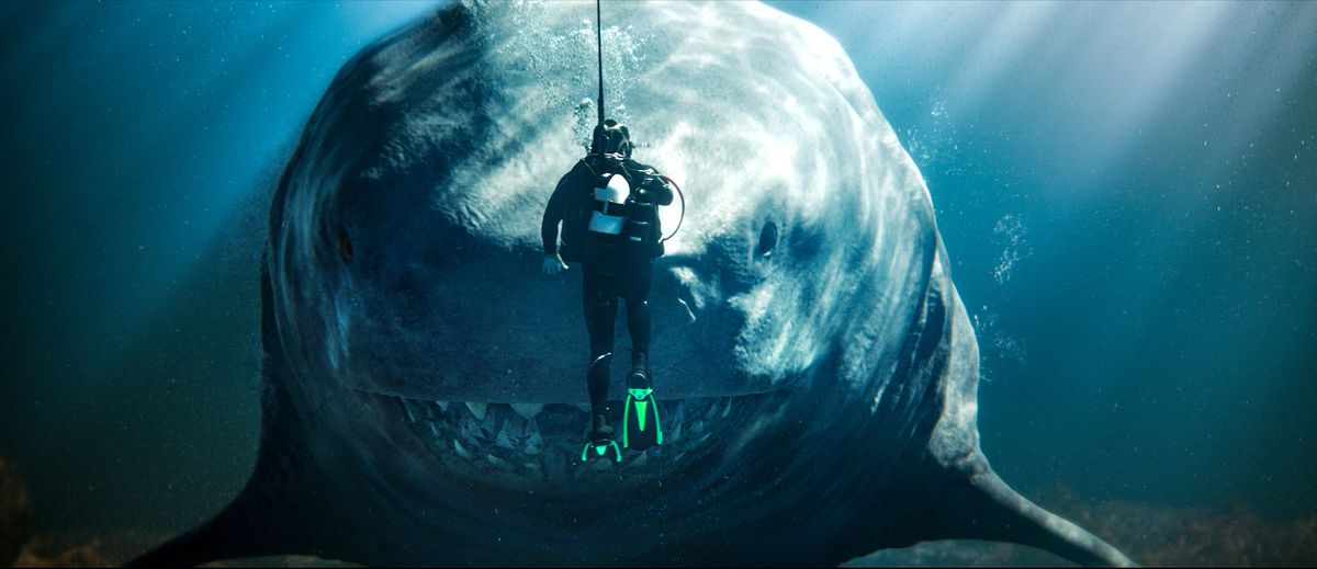 Un plongeur se retrouve face à face avec un gigantesque requin mégalodon dans Meg 2 : The Trench.