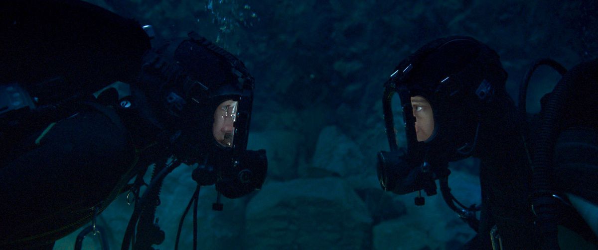(LR) Sophie Lowe dans le rôle de May et Louisa Krause dans le rôle de Drew dans The Dive.