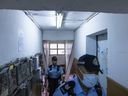 Des policiers se promènent dans un appartement où trois enfants ont été tués à Sham Shui Po à Hong Kong, le lundi 5 juin 2023. La police de Hong Kong a arrêté lundi une femme accusée d'avoir tué ses trois jeunes filles dans une affaire qui a choqué de nombreuses personnes dans le ville, où les crimes violents sont rares.  