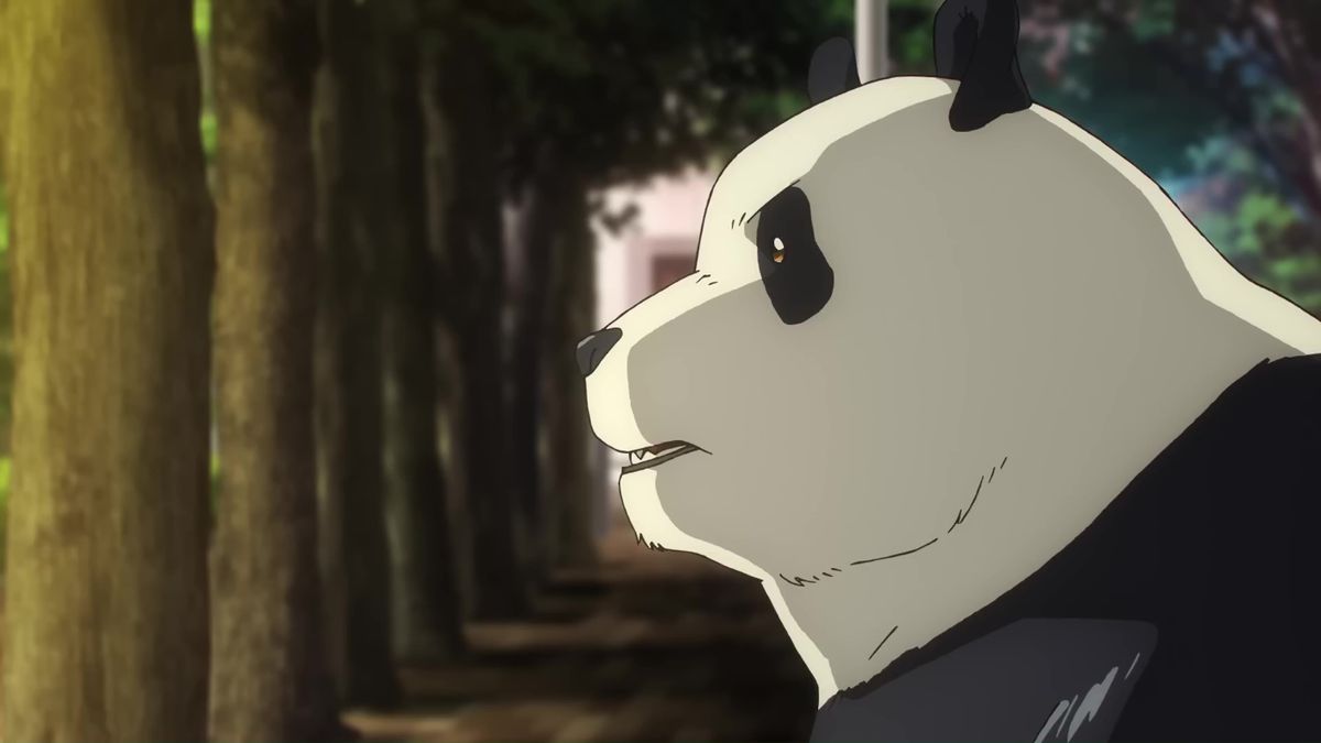Une image montrant Panda dans la bande-annonce de la saison 2 de Jujutsu Kaisen. Il a l'air majestueux dans le jaune chaud des lumières de la ville.