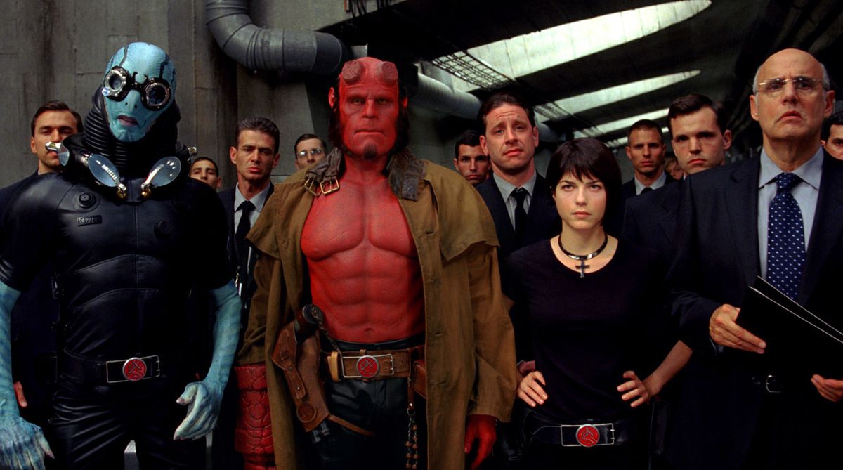 (De gauche à droite) Abe Sapien (Doug Jones), Hellboy (Ron Perlman), Liz Sherman (Selma Blair) et Tom Manning (Jeffrey Tambour) dans Hellboy.
