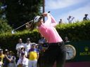 Brooke Henderson du Canada sort du 14e trou lors du tournoi de golf féminin Evian Championship à Evian, dans l'est de la France, le dimanche 30 juillet 2023. Brooke Henderson est à la tête d'un groupe de golfeurs empilés à l'Open féminin CPKC de cette semaine.