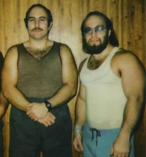 Gary Evans, à droite, avec son collègue tueur en série David Berkowitz, alias Son of Sam.