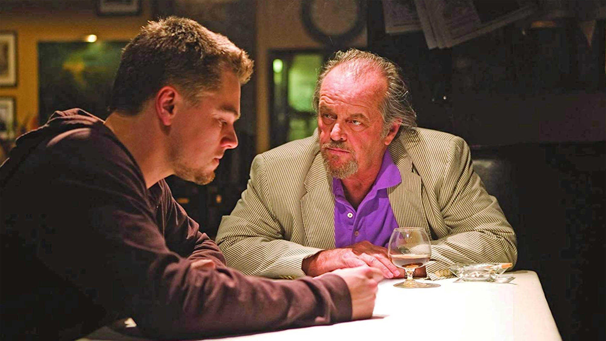 (De gauche à droite) Leonardo DiCaprio et Jack Nicholson assis à une table dans The Departed
