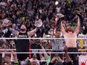 Les Canadiens Kevin Owens, à gauche, et Sami Zayn célèbrent après être devenus les champions incontestés par équipe de la WWE lors de la première soirée de WrestleMania 39 au Sofi Stadium de Los Angeles en avril.