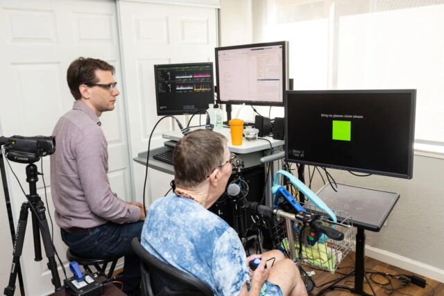 Pat Bennett, à droite, paralysée à cause de la SLA, aide des chercheurs de l'Université de Stanford à former une IA capable de traduire son discours en sons.