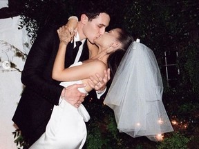 Ariana Grande et Dalton Gomez sont photographiés lors de leur mariage en mai 2021.