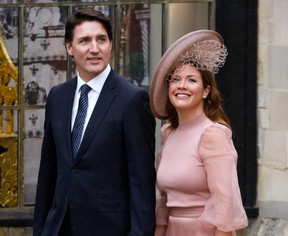 Le Premier ministre canadien Justin Trudeau et son épouse Sophie arrivent à l'abbaye de Westminster, dans le centre de Londres, le 6 mai 2023, avant les couronnements du roi Charles III et de Camilla, reine consort.  ODD ANDERSEN/AFP via Getty Images)