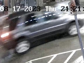 Une photo d'une vidéo de surveillance montre un SUV gris ou bleu datant des années 2000, selon la police, qui a été utilisé par des suspects lors de l'agression mortelle de Sha Rahman le 17 août. (Photo de la police d'Owen Sound)
