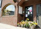 Des fleurs et des notes de soutien couvrent les marches de The Curry House, au centre-ville d'Owen Sound, le lundi 21 août 2023, après que le propriétaire a été grièvement blessé lors d'une altercation avec des clients jeudi.