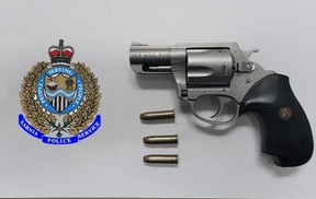 Une arme de poing 357 Mag Pug et trois balles ont été saisies lorsque l'équipe d'application des libérations conditionnelles des récidivistes (ROPE) de la Police provinciale de l'Ontario a arrêté Abbas Zeidan, 42 ans, de Windsor à Sarnia, le 14 juillet 2022. (Police de Sarnia)
